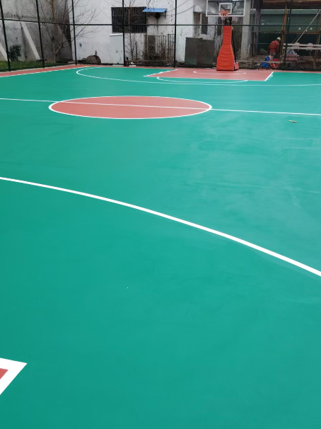 土默特左 球场长期使用易出现地面开裂